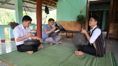 Những chàng trai trẻ Hrê đam mê chiêng ba