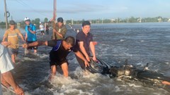 Kịp thời cứu hai vợ chồng bị nước lũ cuốn trôi