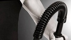 Bé trai bị gãy xương mũi vì theo trào lưu bẻ đồ long đao trên Tiktok