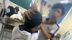 Nam sinh bị bạn đánh ngay trong lớp học