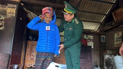 Tặng áo ấm cho đồng bào vùng biên giới Quảng Trị
