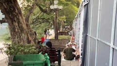 Chấn chỉnh hiện tượng làm xấu cảnh quan phố đi bộ hồ Hoàn Kiếm