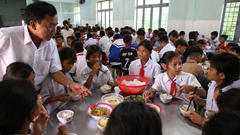 Bữa ăn bán trú nâng bước học trò nghèo ở huyện vùng cao Quảng Ngãi