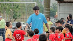 Tuyển thủ Đoàn Văn Hậu truyền cảm hứng cho các cầu thủ nhí