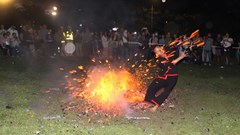Trình diễn Lễ Nhảy lửa của người Pà Thẻn ở tỉnh Tuyên Quang