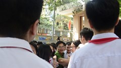 Cầu thủ Quang Hải bị "bủa vây" khi tới cổ vũ cuộc thi “Trường học không ma tuý”