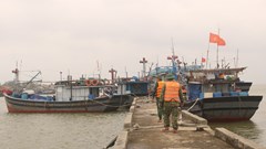 Tàu cá bốc cháy trong đêm khi đang đánh cá trên biển