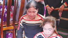 Phụ nữ Ê Đê giữ nghề dệt thổ cẩm