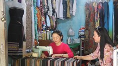 “Thổi hồn” vào trang phục thổ cẩm Hrê