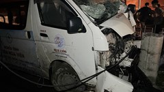 Xe cứu thương mất lái tông gãy cột điện, hơn 750 hộ bị mất điện