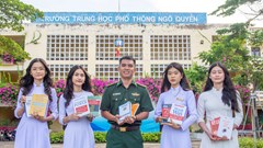 Tặng sách “Thư viện Đại tướng Lê Đức Anh” cho Trường THPT Ngô Quyền