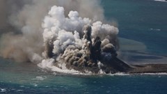 Núi lửa dưới biển phun trào hình thành hòn đảo mới ở phía Nam Tokyo