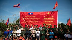 Giao lưu và tặng quà cho lực lượng bảo vệ biên giới, giáo viên, học sinh Việt Nam - Lào