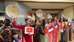 Đẩy mạnh công tác dạy tiếng Việt, truyền thụ bản sắc văn hoá cho người Việt Nam ở nước ngoài