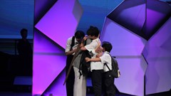 “Viên đá ngũ sắc” chạm trái tim khán giả