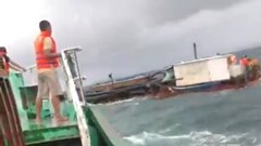 Cứu 2 thuyền viên gặp nạn trôi dạt trên biển