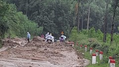 Tập trung khắc phục các điểm sạt lở gây ách tắc giao thông ở miền núi Quảng Ngãi