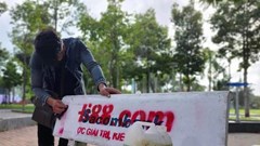 Bắt nhóm nhóm đối tượng xịt sơn quảng cáo web cờ bạc lên ghế đá công cộng