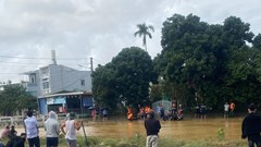 Tìm kiếm bé gái bị trượt chân rơi xuống sông