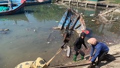 Quảng Ngãi: Ra quân thu dọn 30 xác tàu cá ở cảng cá Sa Huỳnh