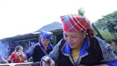 Những “họa sĩ bản làng” với nghệ thuật dùng sáp ong tạo hoa văn trên vải