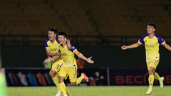 CLB Hà Nội đánh bại B.Bình Dương trong trận đấu bù V.League