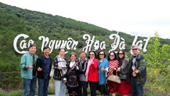 Nghệ sĩ điện ảnh tham quan cảnh đẹp trên phim trường Đà Lạt