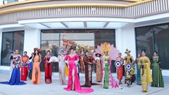 Mrs Grand International 2022 Phan Kim Oanh trao vương miện cho người kế nhiệm