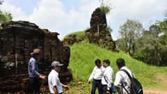 Chuyên gia Ấn Độ khảo sát các di tích Chăm ở Quảng Nam