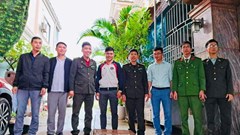 Người dân bàn giao trăn đất quý hiếm cho Vườn quốc gia Vũ Quang