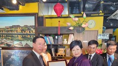 Chủ tịch nước Võ Văn Thưởng cùng phu nhân và Thống đốc Tokyo thưởng thức bánh mì Việt Nam