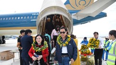 Những hành khách đầu tiên “xông đất” sân bay Điện Biên trên máy bay hiện đại