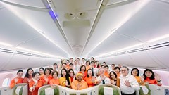 Tô cam bầu trời quốc tế với tà áo dài Việt