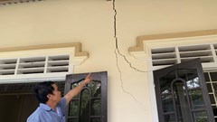 Thi công kè và cầu đi bộ ven sông Như Ý, TP Huế: Người dân lo lắng vì nhà nứt, vườn sụt lún