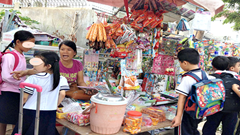 Quà vặt ở cổng trường từ lâu không còn là chuyện vặt