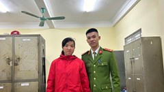 Công an mua vé về quê cho người phụ nữ bị mất hết giấy tờ, tài sản