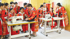 Rực rỡ sắc màu trang phục người Pà Thẻn