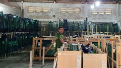 Phá đường dây buôn bán kính xe ô tô giả mạo các thương hiệu nổi tiếng