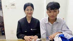 Học sinh trả lại điện thoại cho du khách nước ngoài đánh rơi ở Phong Nha - Kẻ Bàng