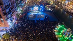 Không cần chen chúc phố cổ, giới trẻ Hà thành đổ xô đến “vũ trụ giải trí” lớn nhất miền Bắc