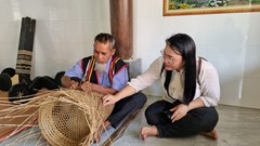 Giữ gìn nghề đan gùi truyền thống của đồng bào Cor
