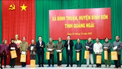 Chủ tịch nước thăm và tặng quà cho gia đình cách mạng, hoàn cảnh khó khăn tại Quảng Ngãi