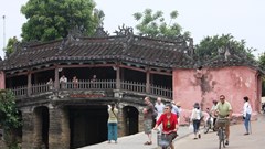 Dự án tu bổ di tích quốc gia đặc biệt chùa Cầu gặp "vấn đề”: Mặt sàn di tích là cong hay thẳng (?!)