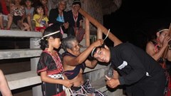 Đồng bào Cơ Tu làm du lịch xanh gắn với bảo tồn văn hóa