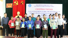 Điện Biên trao tặng 740 sổ BHXH, 20 thẻ BHYT