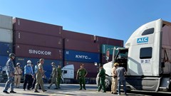 Tổng công ty Tân Cảng Sài Gòn phối hợp với lực lượng chức năng kiểm tra hung khí, vật liệu nổ các phương tiện vào cảng