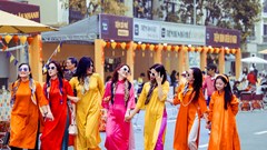 “Dân chơi” Hà Thành diện áo dài check in “cháy máy” tại Chợ Tết xưa “phố Đông” Hà Nội