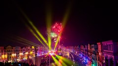 Gần 900 nghìn người đổ về “Vũ trụ Vin” từ Bắc chí Nam countdown đón năm mới