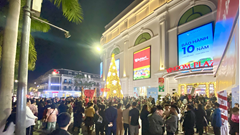 Hàng trăm nghìn người dân và du khách đổ về các TTTM Vincom chào đón năm mới 2024
