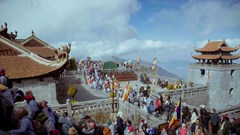 Hàng trăm Phật tử tới Fansipan dâng đăng mừng Lễ vía Đức Phật A Di Đà